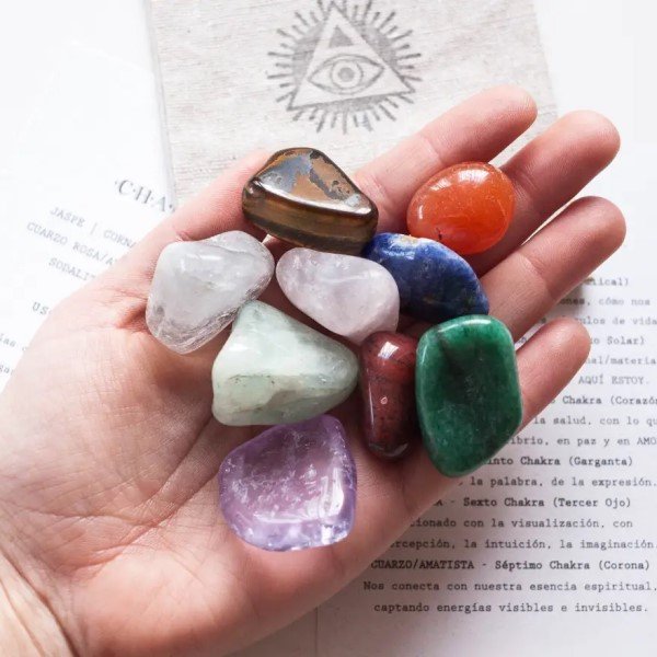 Explorando Cristais Naturais vs. Sintéticos