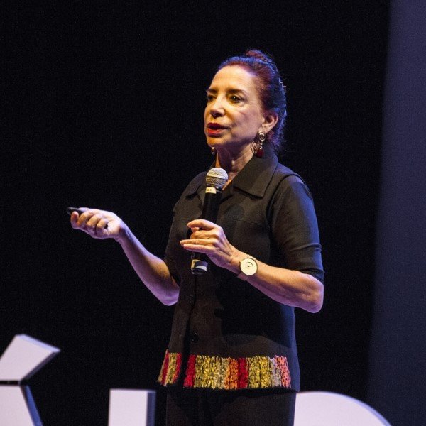 Estruturas de Cristais Inspiradas em Redes Atômicas